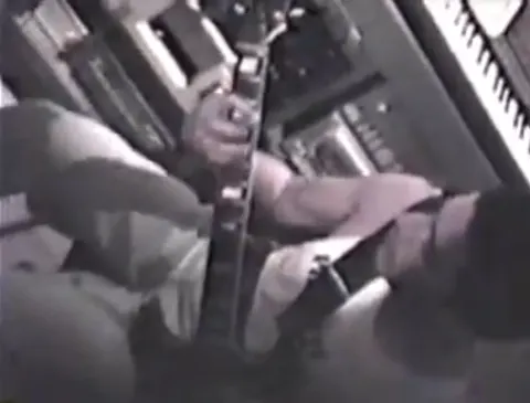 Estúdio Anonimato · 1994 — original video frame capture 15, preserved in low quality.